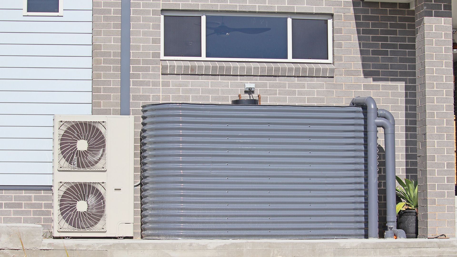 Slimline steel water tank installation